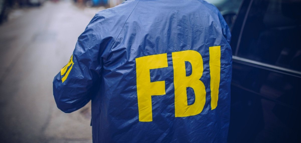 Mann in FBI-Jacke