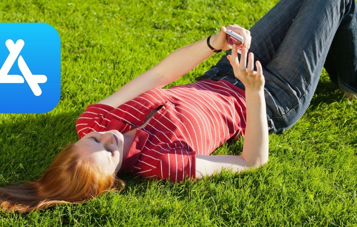 Frau mit Handy im Park