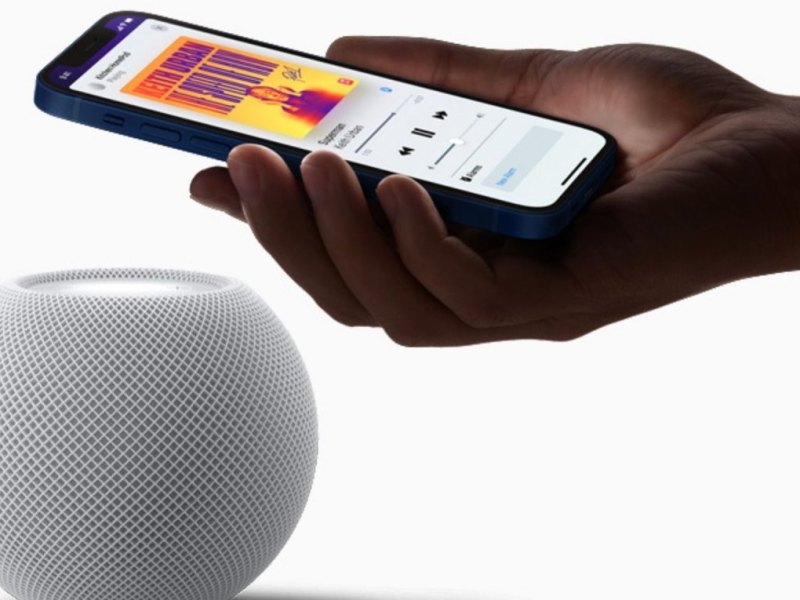 Apple HomePod und ein iPhone