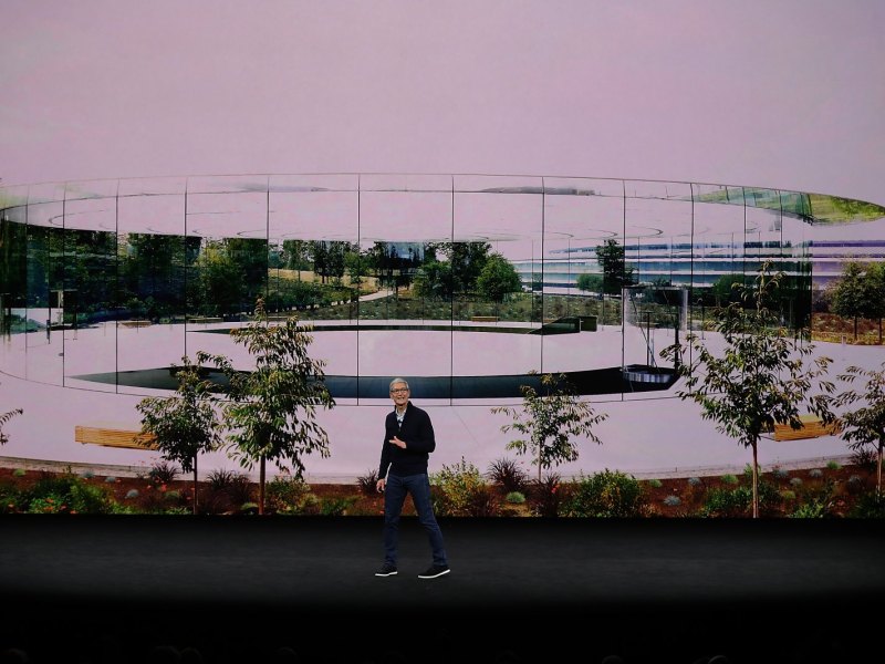 Tim Cook spricht vor einem Bild des Apple Park