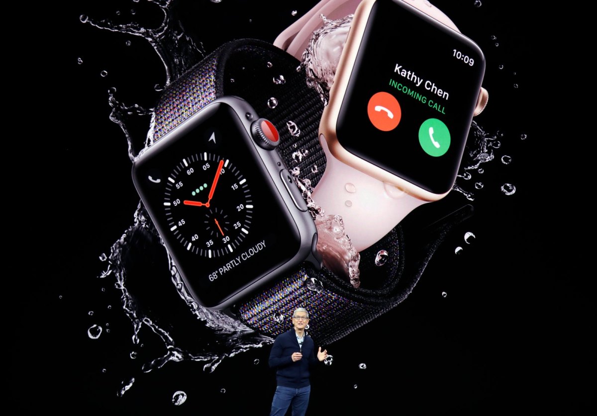 Apple-CEO Tim Cook präsentiert auf der Bühne die neue Apple Watch