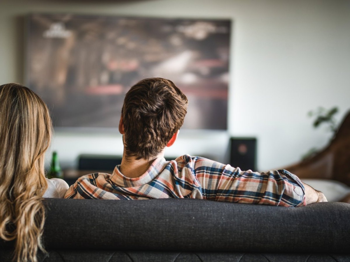 Menschen vor dem TV.