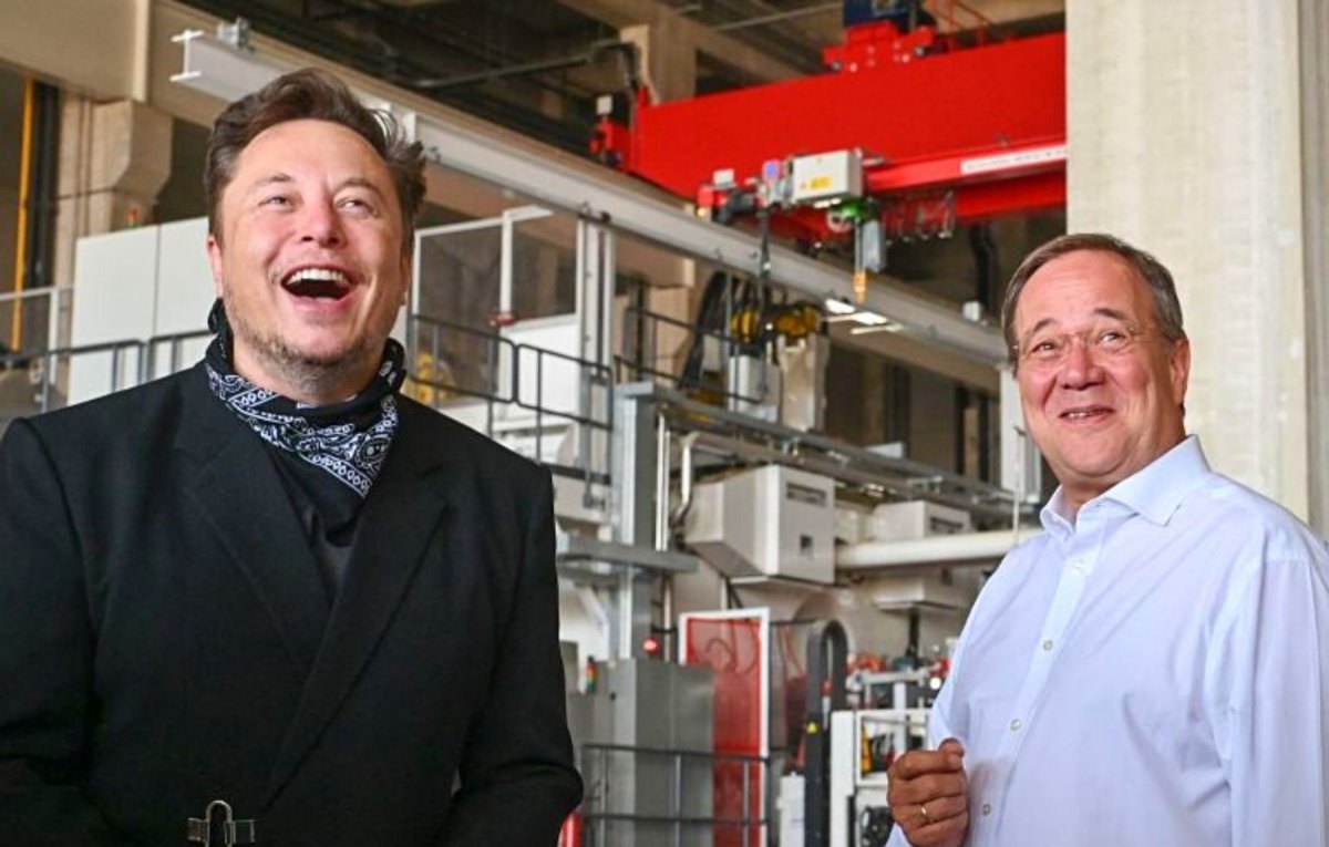 Armin Laschet und Elon Musk in der Tesla Gigafactory Berlin-Brandenburg