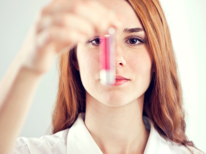 Frau mit Blutprobe in der Hand