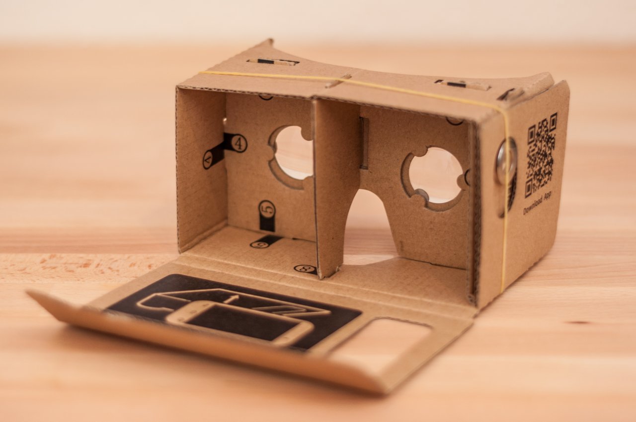 Die Google Cardboard VR-brille kannst du selber bauen, oder günstig online erstehen. 