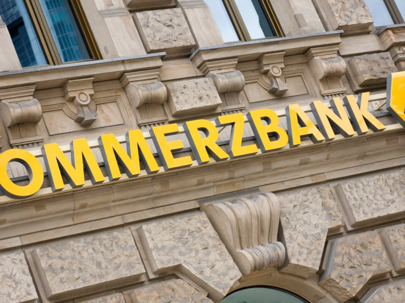 Der Commerzbank-Schriftzug vor einem Gebäude.