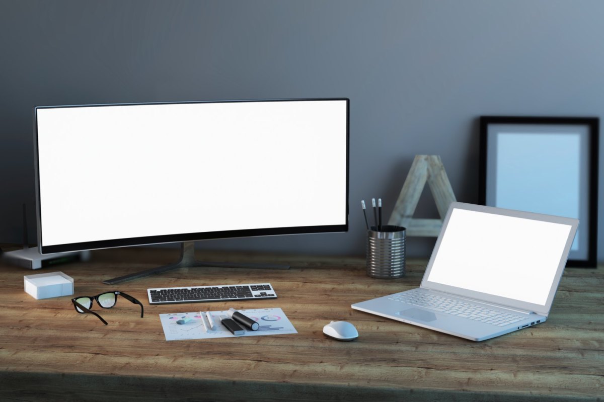 Curved Monitor auf einem Schreibtisch.