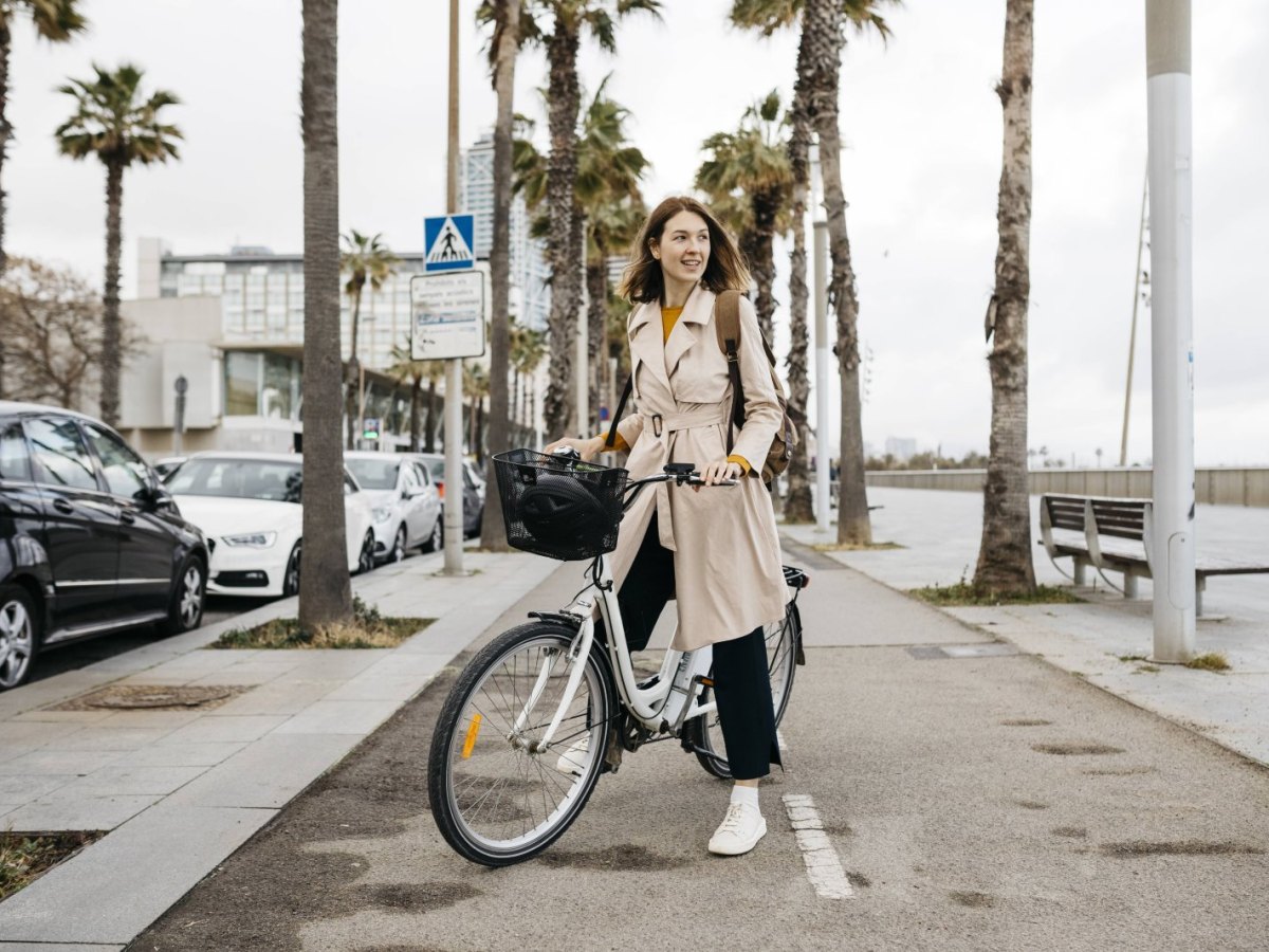 Frau auf einem E-Bike mit Zubehör