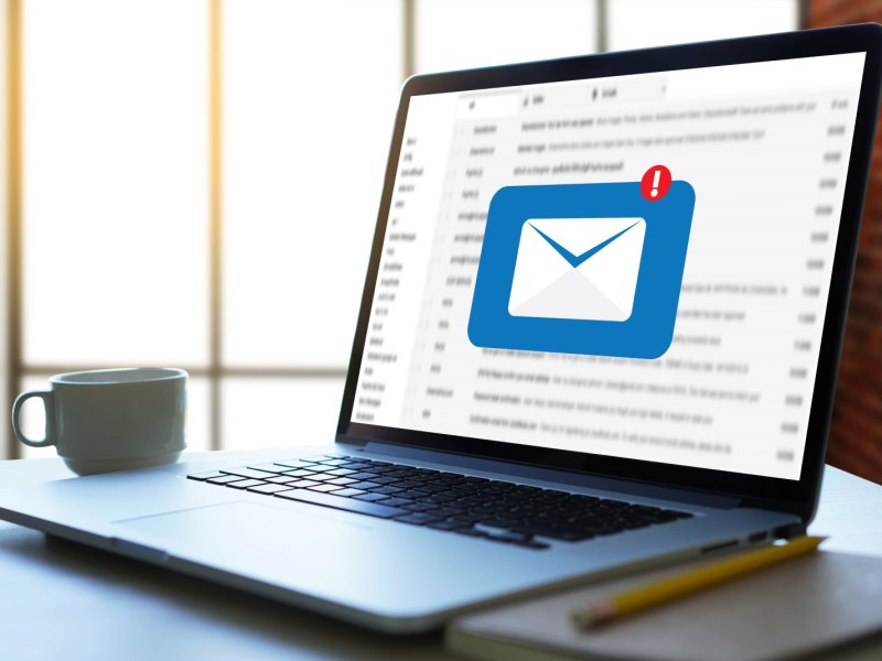 Mail-Symbol auf einem Computerbildschirm