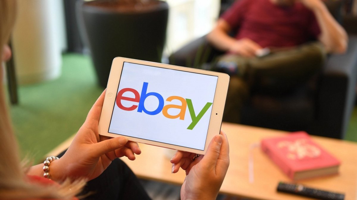 eBay-Logo auf einem Tablet