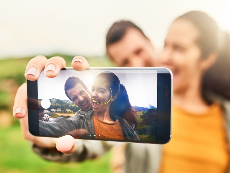 Mann und Frau machen Selfie.