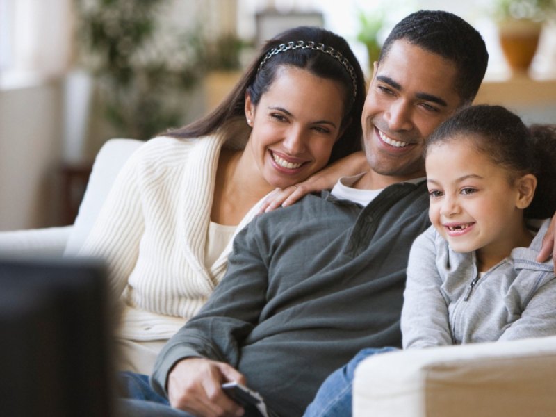 Familien beim Fernsehen