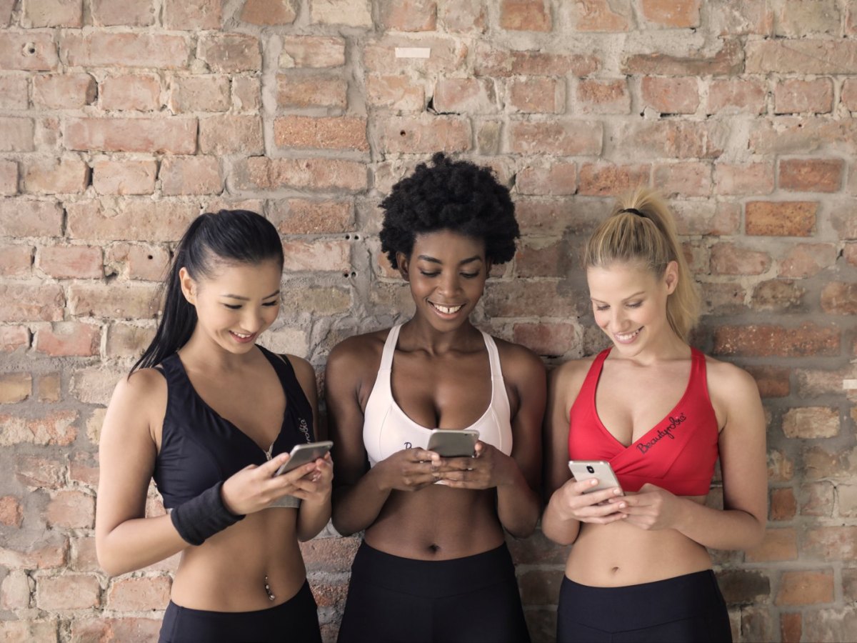 Frauen in Sportkleidung am Handy