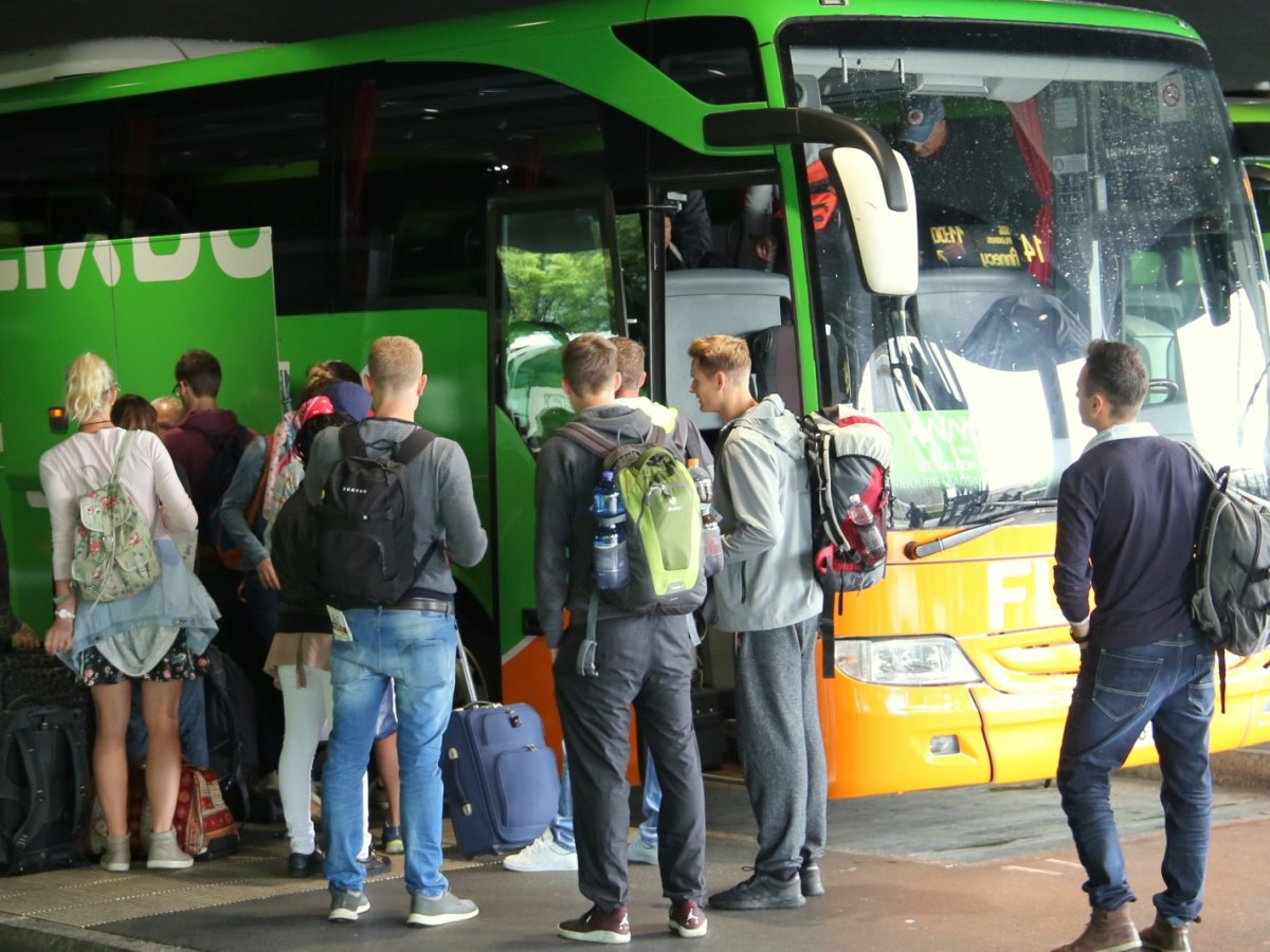 Fahrgäste steigen in einen Flixbus.