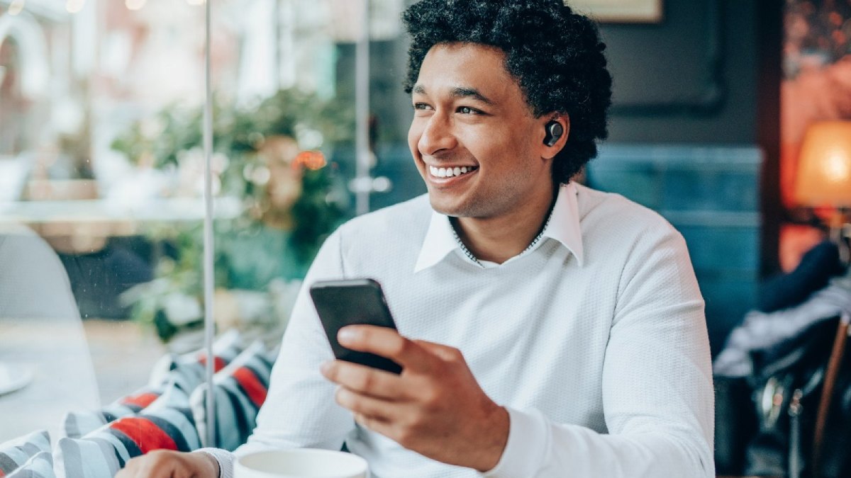 Mann mit Bluetooth-Kopfhörern.