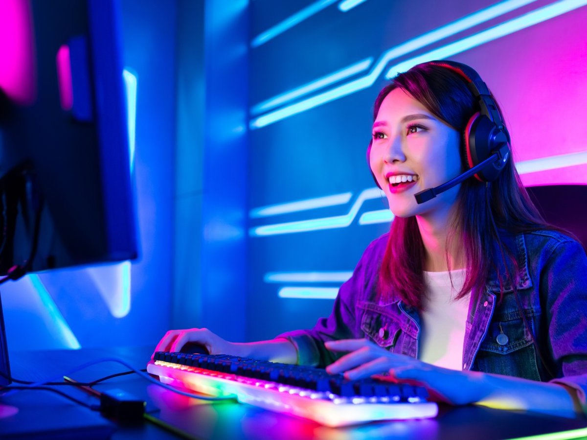 Frau mit Gaming-Headset