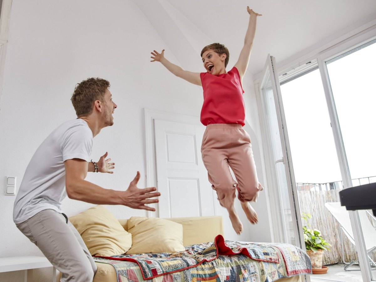 Mann und Frau freuen sich