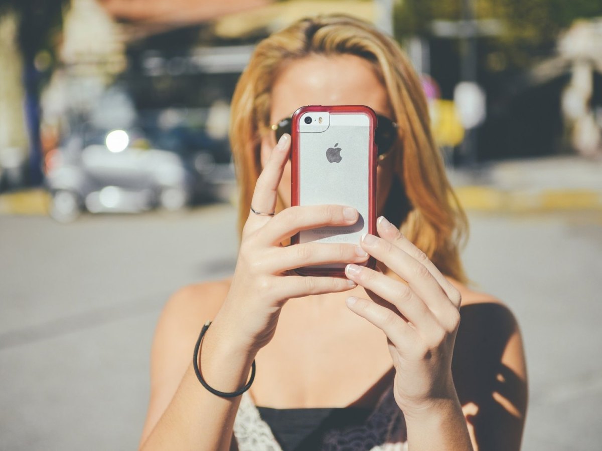 Frau mit Smartphone