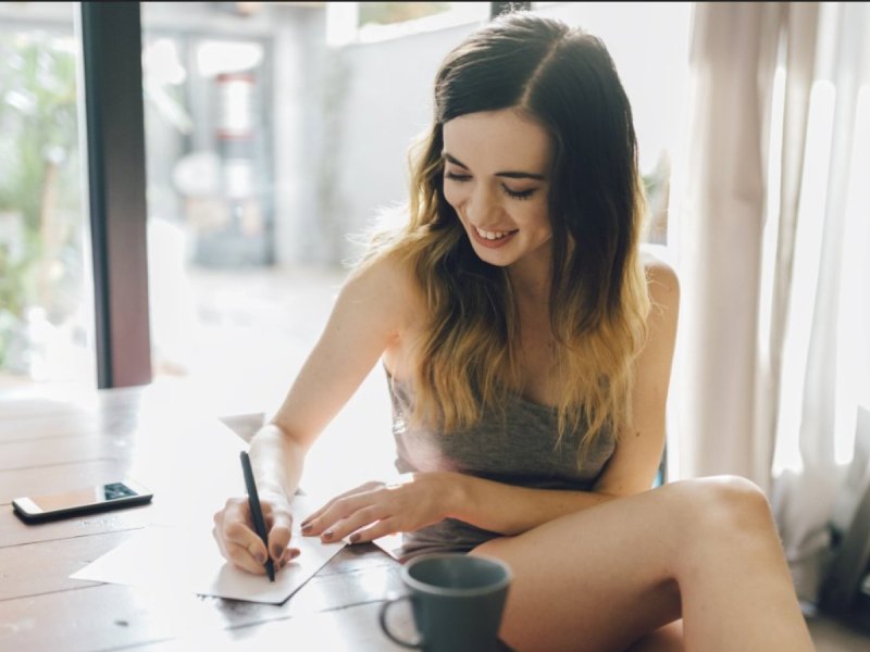 Frau mit Brief und Handy