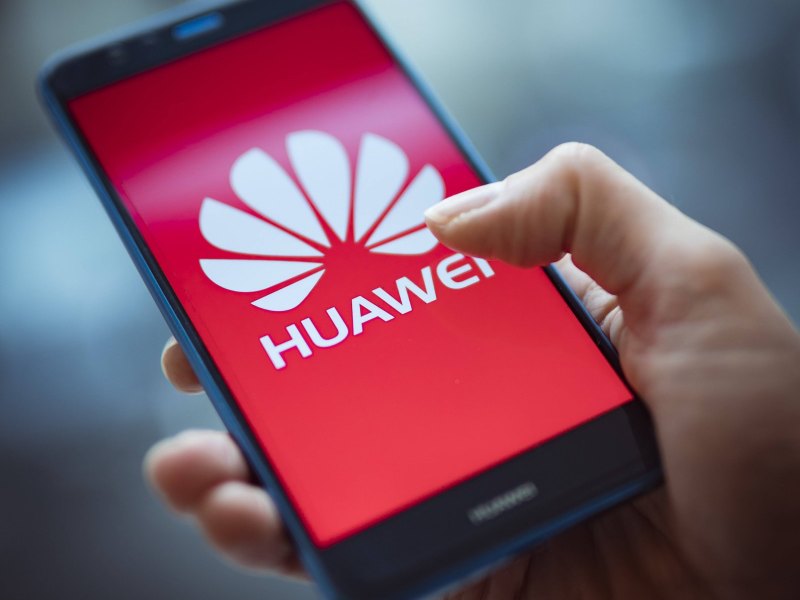 Mensch hält Huawei Smartphone