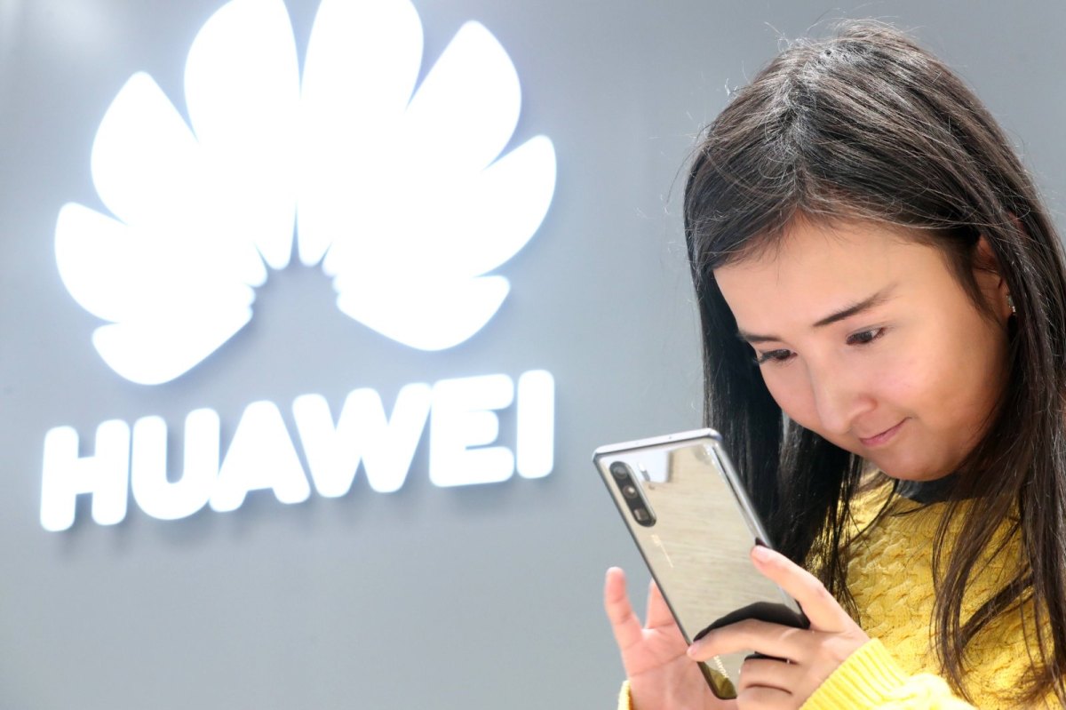 frau mit huawei-smartphone