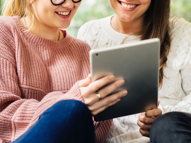 Zwei Frauen mit iPad