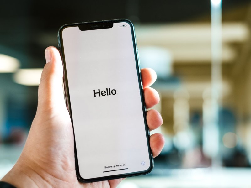 Auf einem iPhone-Display ist der Schriftzug "Hello" zu lesen