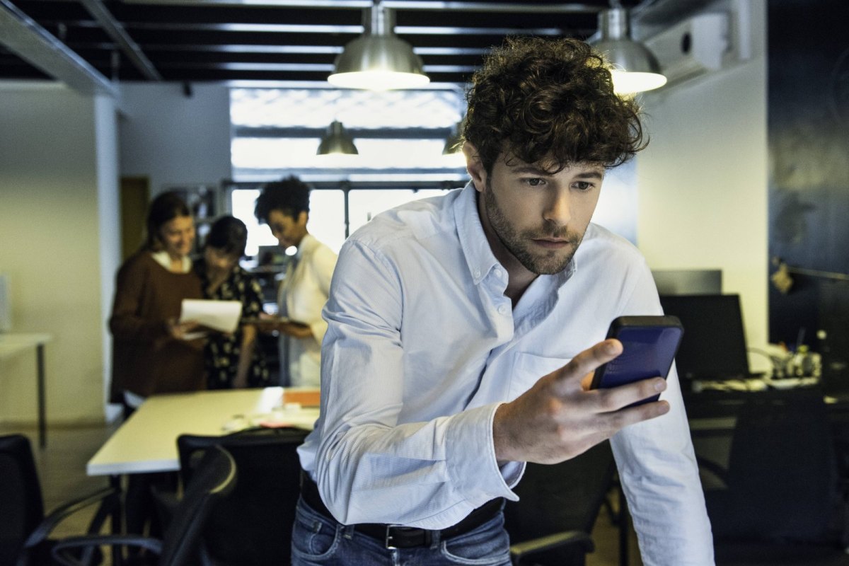 Mann starrt auf sein Smartphone