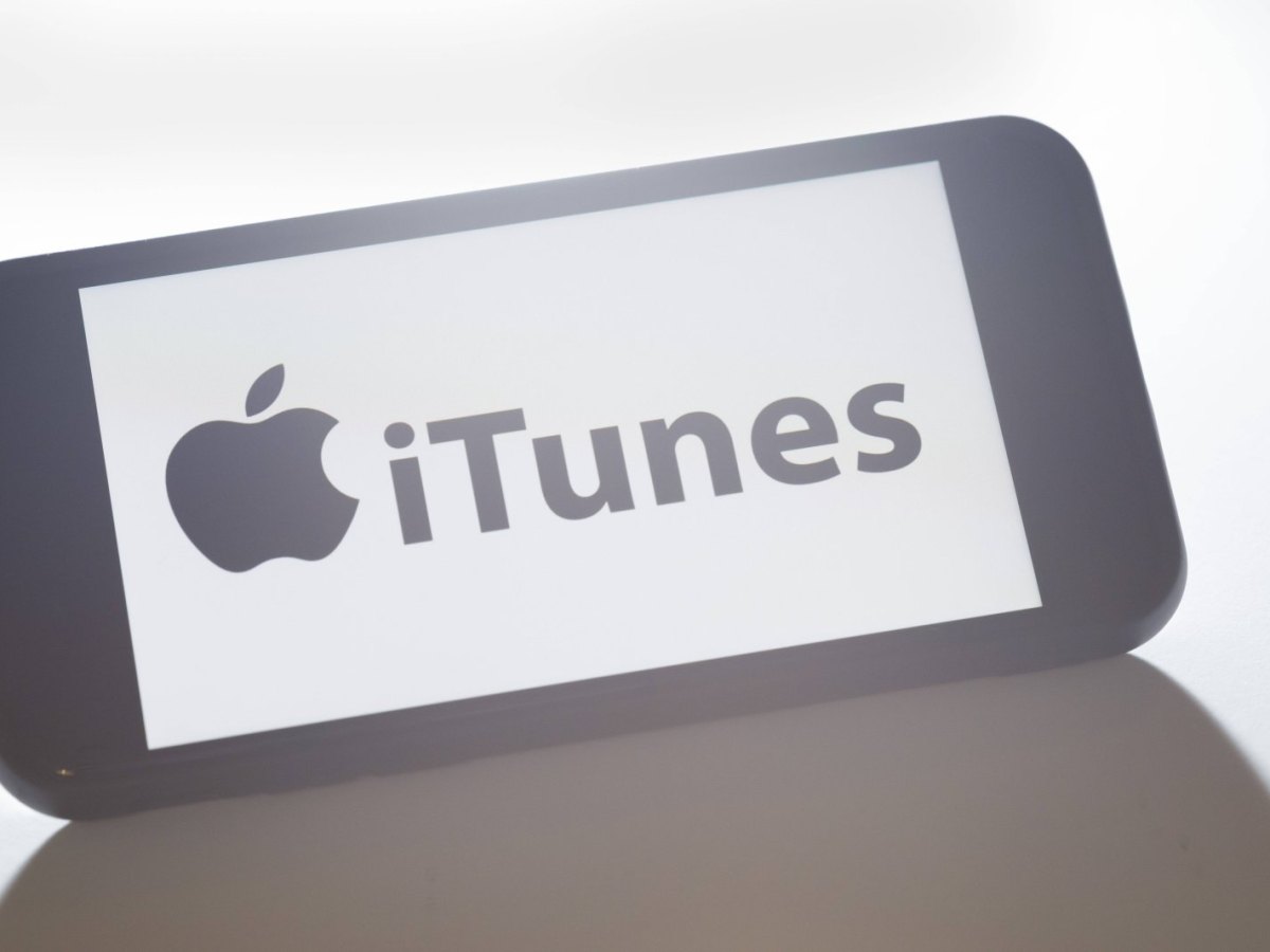 Ein iPhone mit iTunes-Logo.