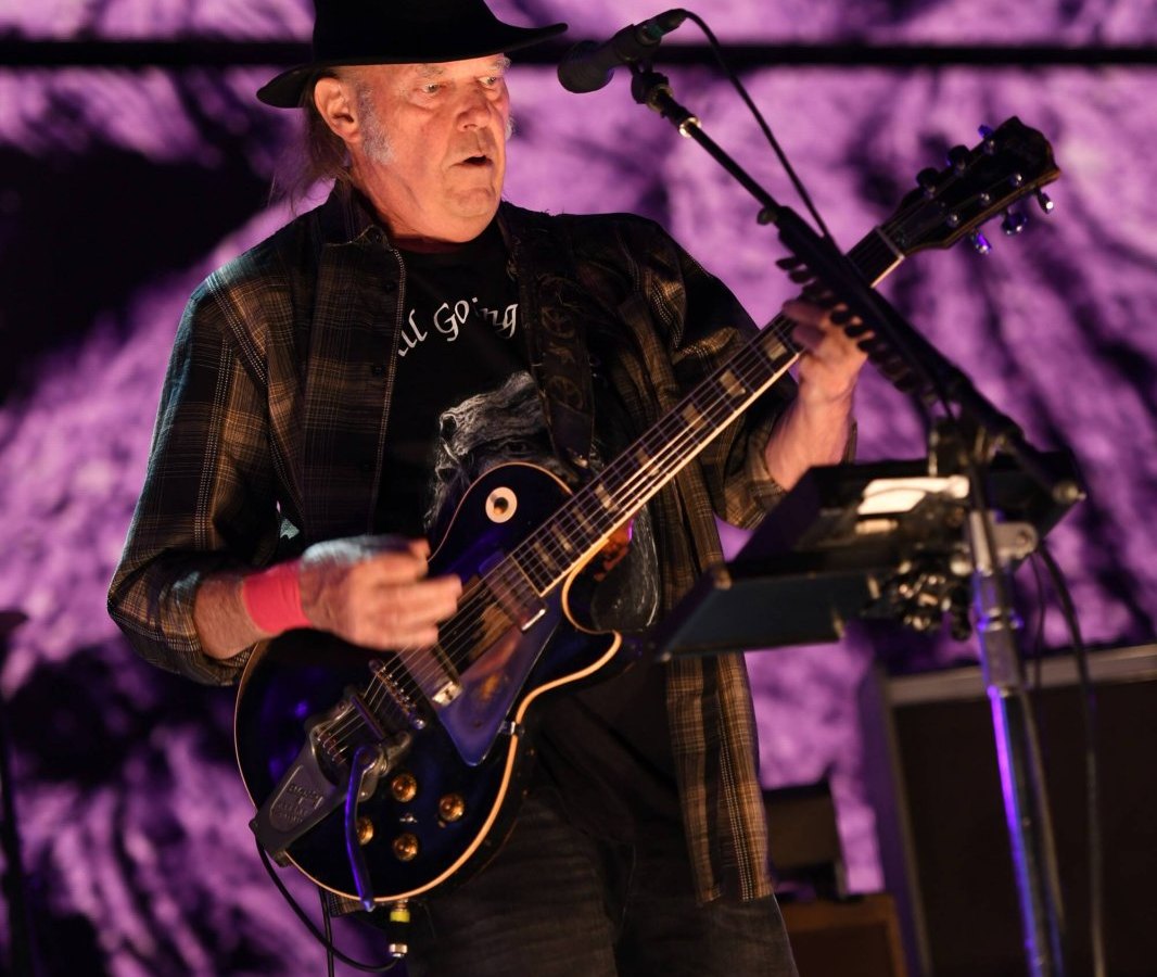 Neil Young auf der Bühne.