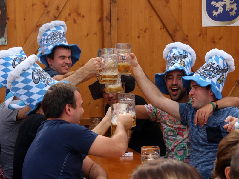 Bier trinkende Menschen auf dem Oktoberfest.