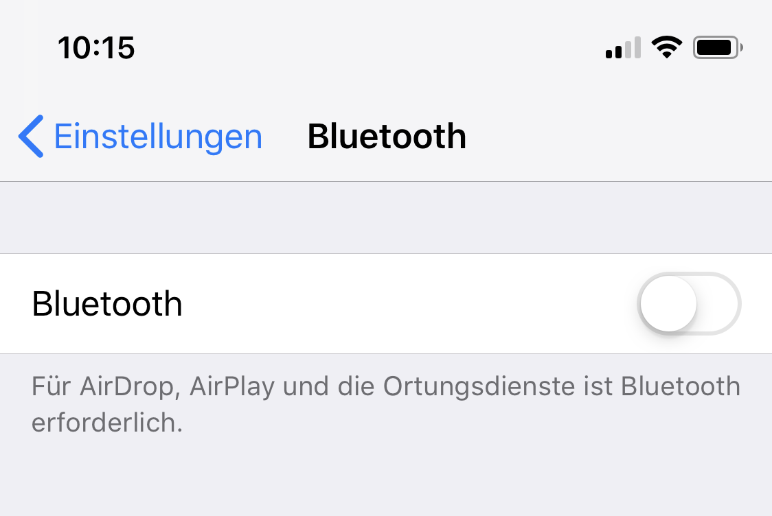 Bluetooth schaltet ihr auf dem iPhone nur in den Einstellungen richtig aus.