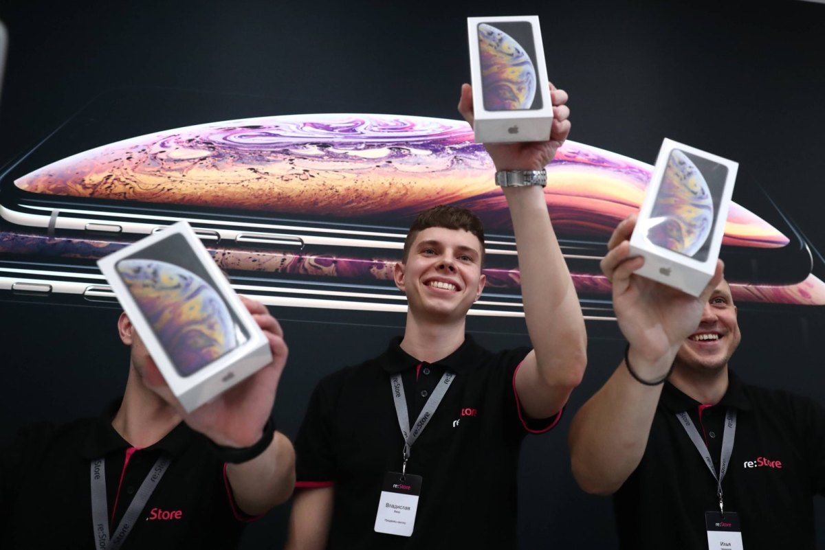 iPhone Xs Max wird hochgehalten