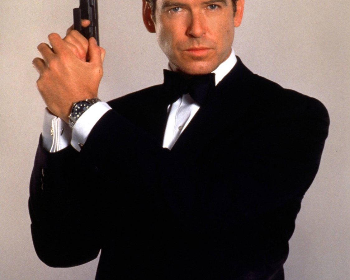 Pierce Brosnan als James Bond 007 mit erhobener Pistole