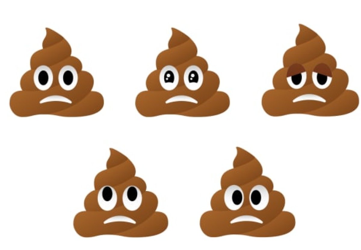 Fünf verschiedene Darstellungen des Kackhaufen-Emojis