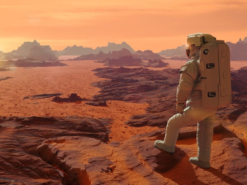 Astronaut auf dem Planeten Mars beobachtet in einer 3D-Illustration die aufgehende Sonne.