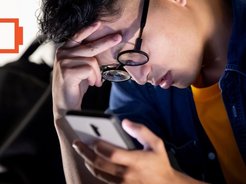 Frustrierter Mann mit Smartphone