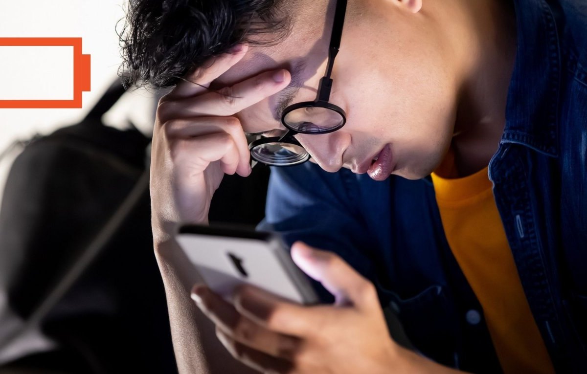 Frustrierter Mann mit Smartphone