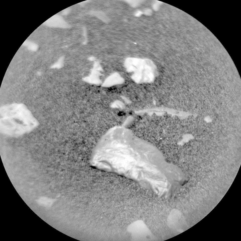 Dieses schimmernde Objekt auf dem Mars hielten NASA-Forscher für einen Meteoriten.