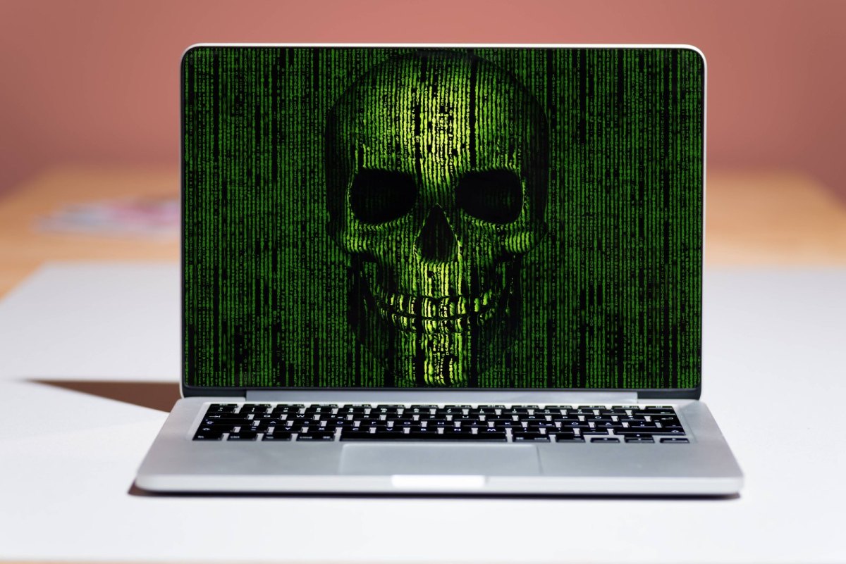 Gehacktes Apple MacBook zeigt Totenkopf auf dem Bildschirm