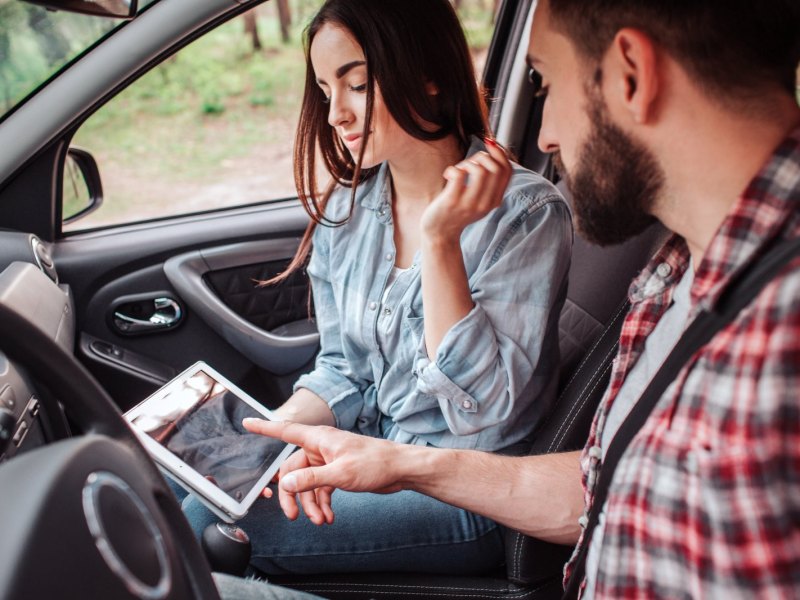 mann frau auto ipad