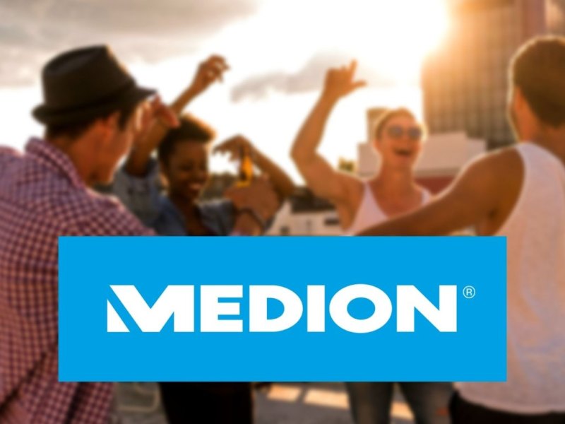 Medion-Logo vor tanzenden Menschen