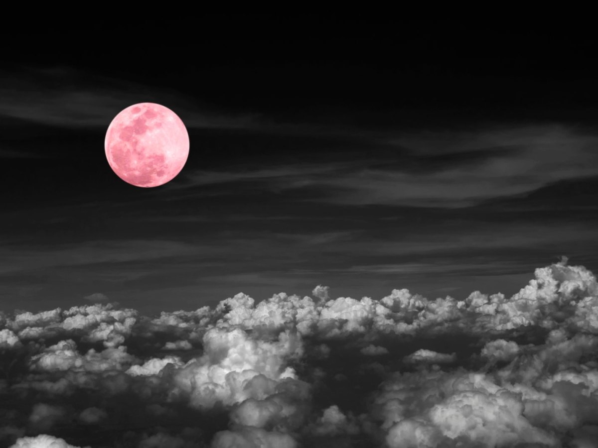 pink gefärbter Mond über den Wolken