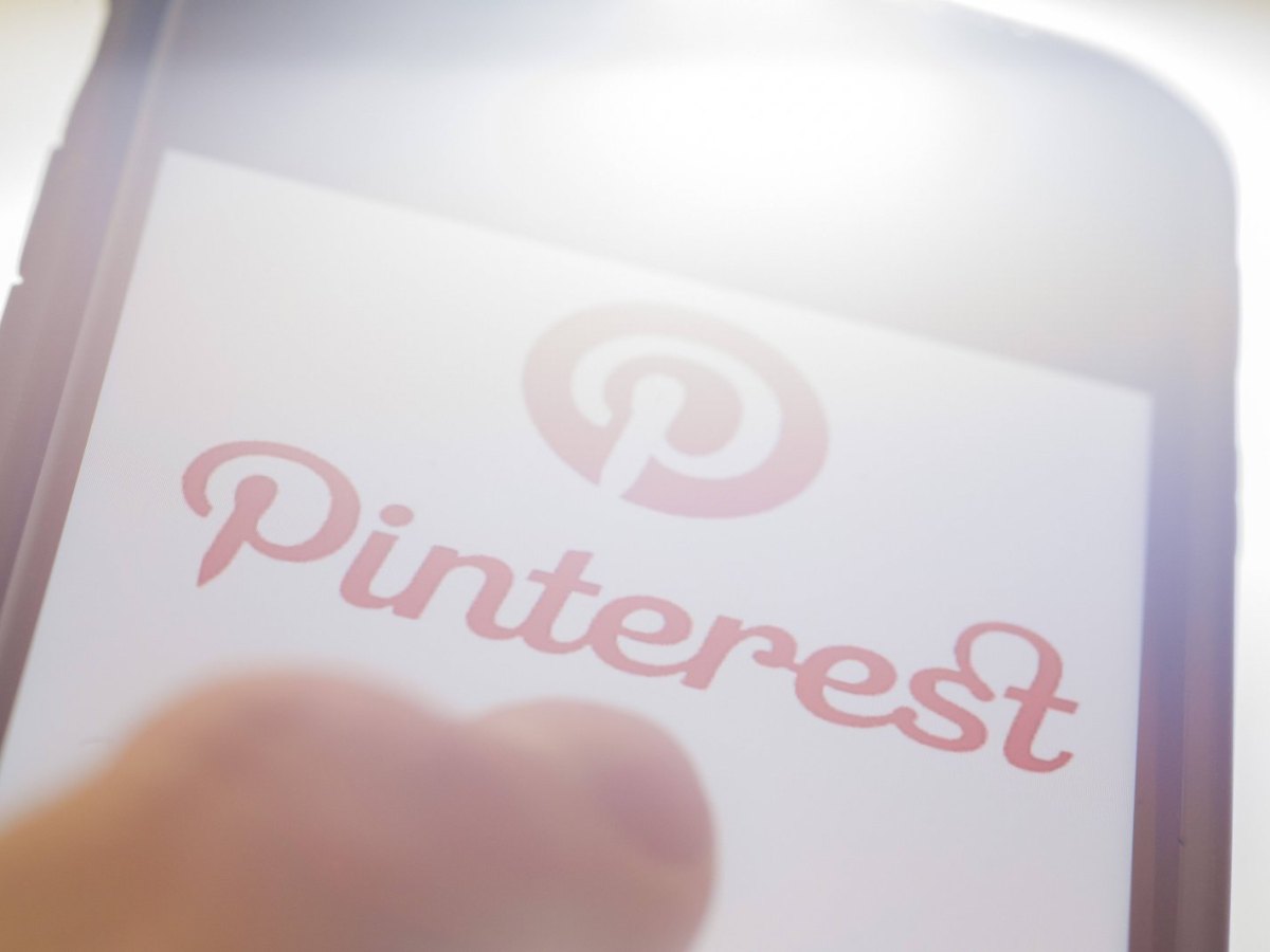 Smartphone mit Pinterest-Logo