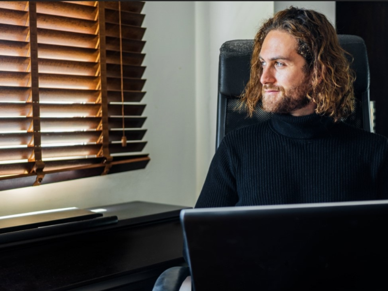 mann am laptop lächelt