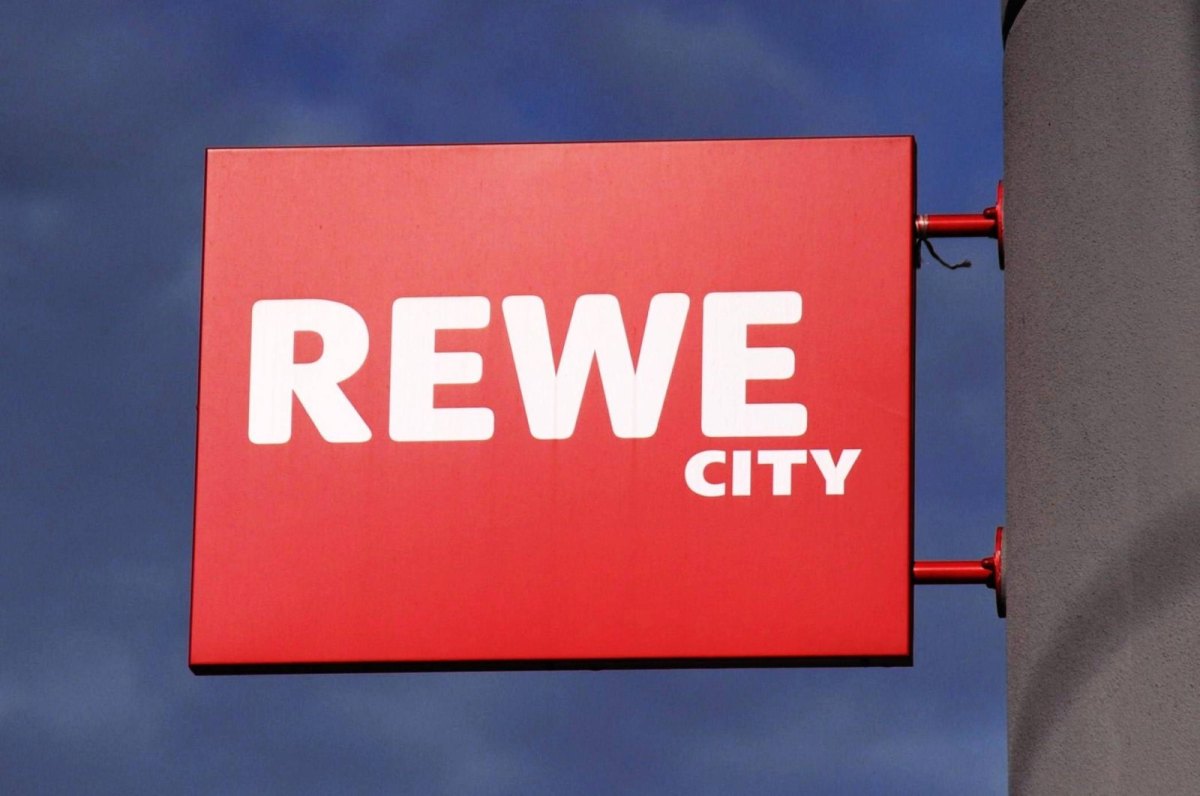 Ladenschild mit der Aufschirft Rewe