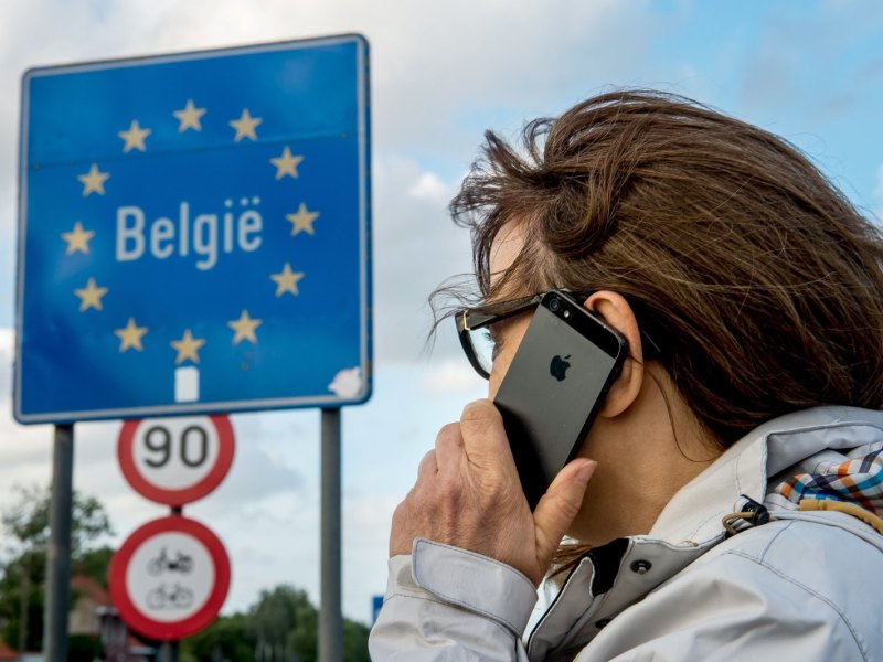 Eine telefonierende Frau vor der belgischen Grenze