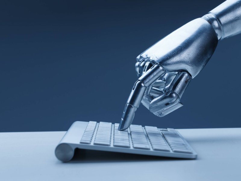 Roboterhand bedient Tastatur