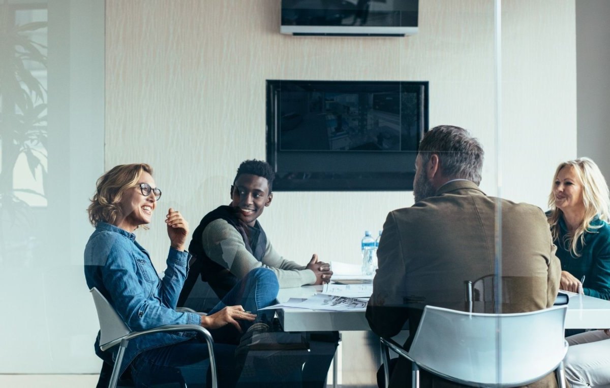 Menschen sitzen in einem Meeting.