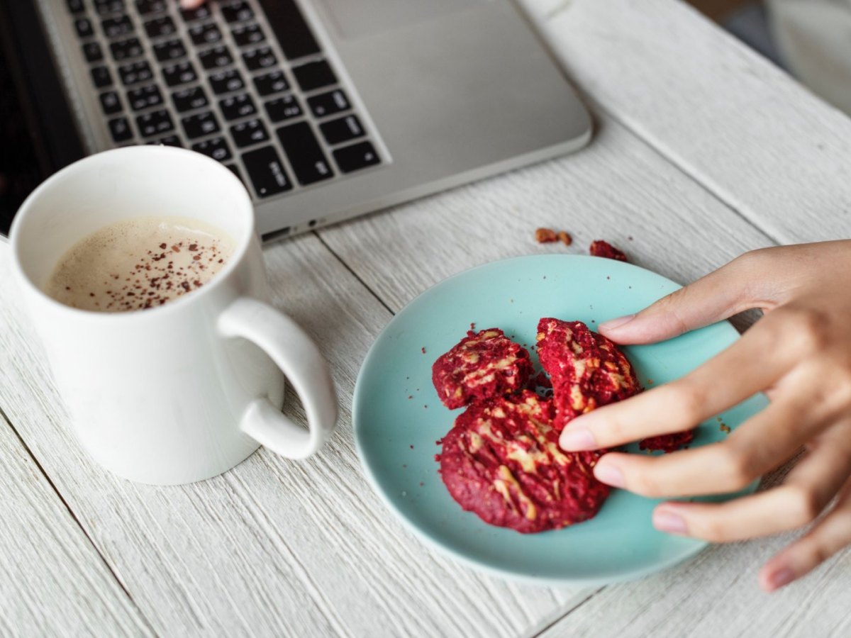 Laptop mit Kaffee und Kekse